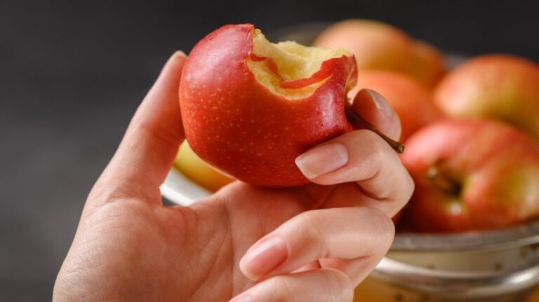 should-you-eat-an-apple-before-bed